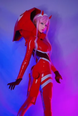 Peralatan lengkap cosplay Zero Two oleh Hidori Rose