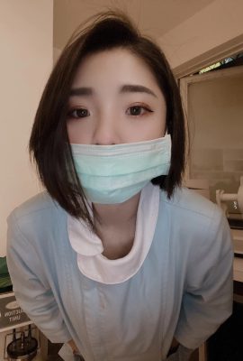 妹子跑去廚房的料理台上拍美照!Juck (82 Photos)