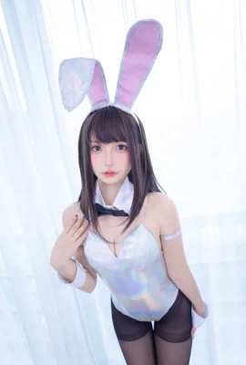 Lengkung bahagian bawah badan “White Bunny Girl” Mafuyu Kamikazaka dari pandangan belakang terpegun (74 Foto)